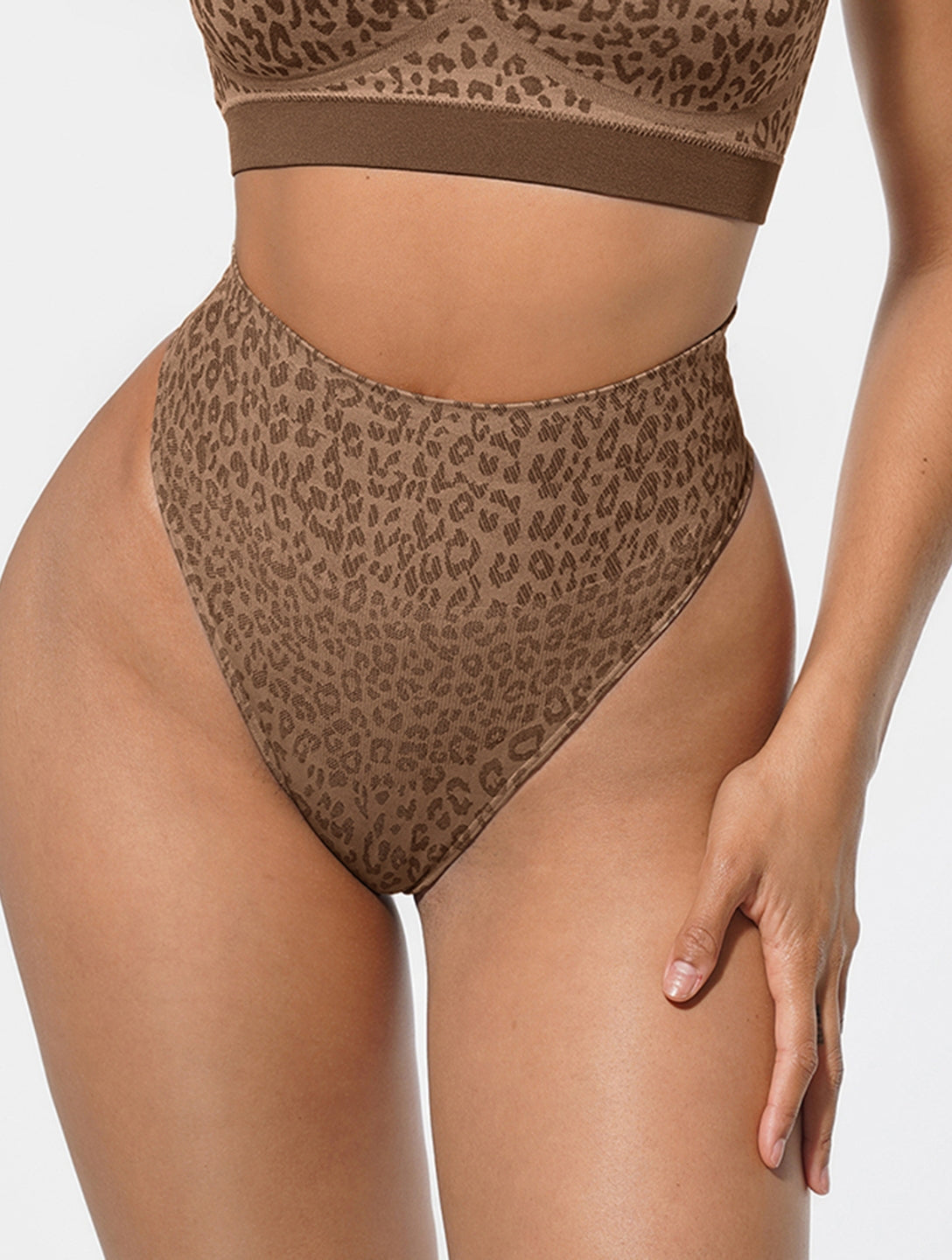 Calcinha modeladora de cintura alta com controle de barriga de leopardo